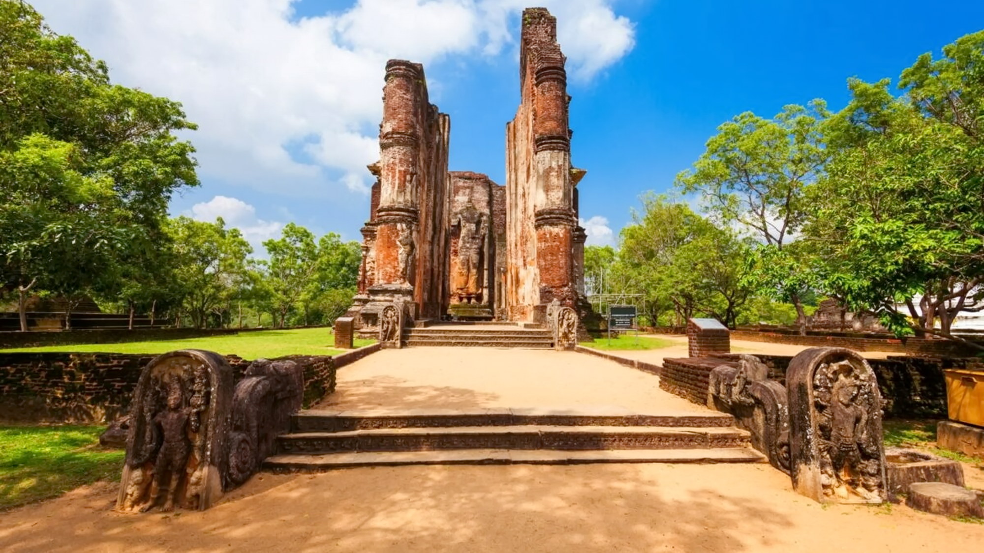 Polonnaruwa historic surroundings